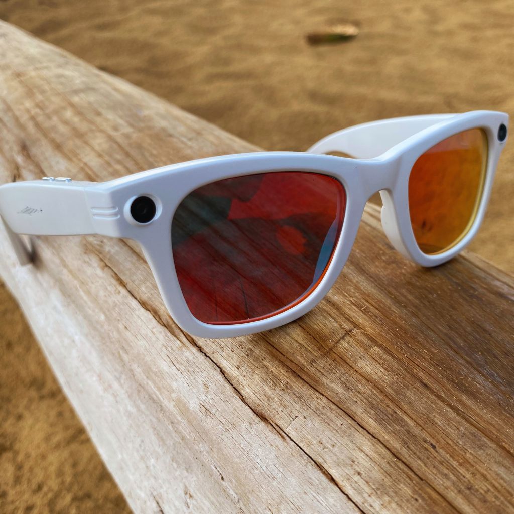 Gafas Inteligentes blancas en madera
